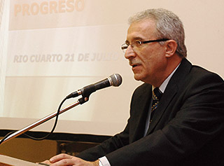 Dr. Héctor José Paglia dando un discurso en la Bolsa de Comercio de Córdoba